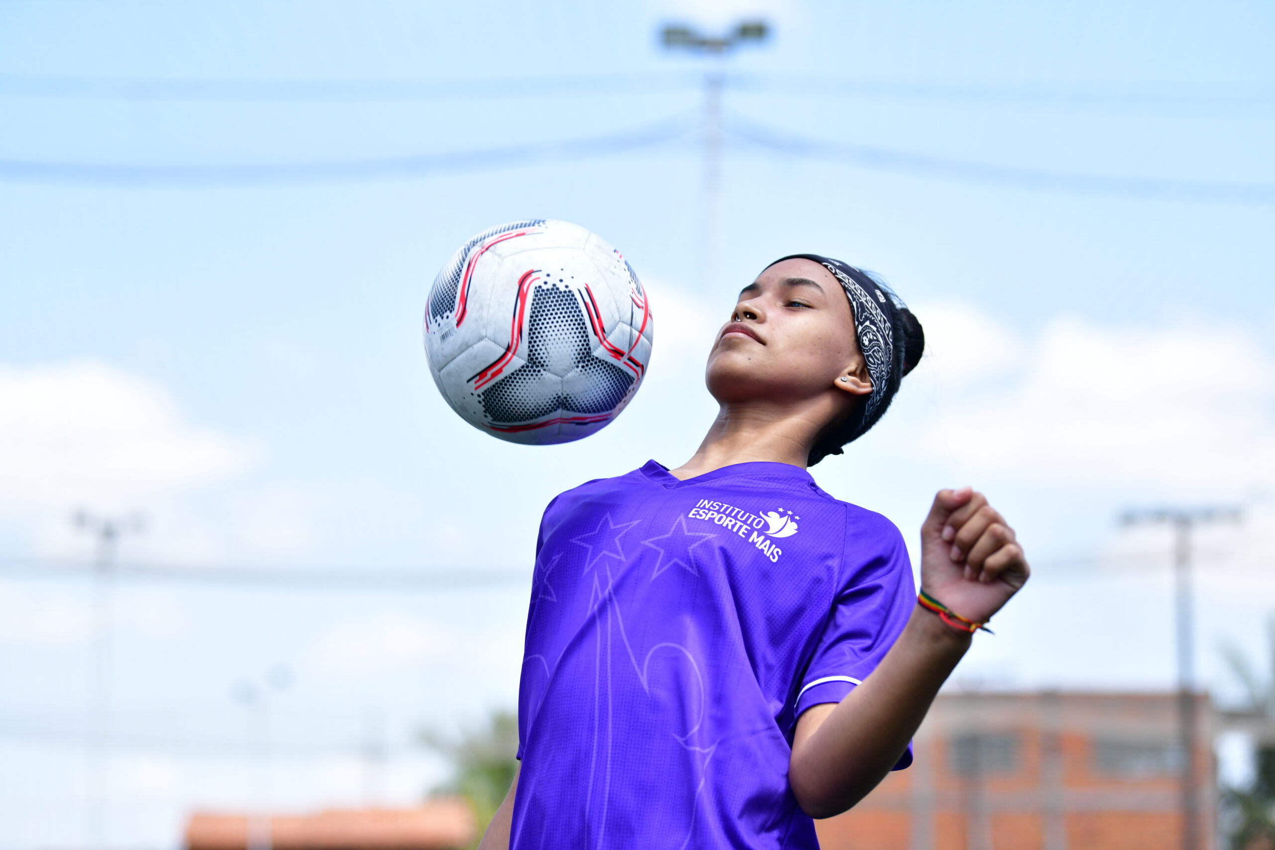 Como as redes sociais on-line contribuem com a ressignificação e o  impulsionamento do futebol de mulheres?