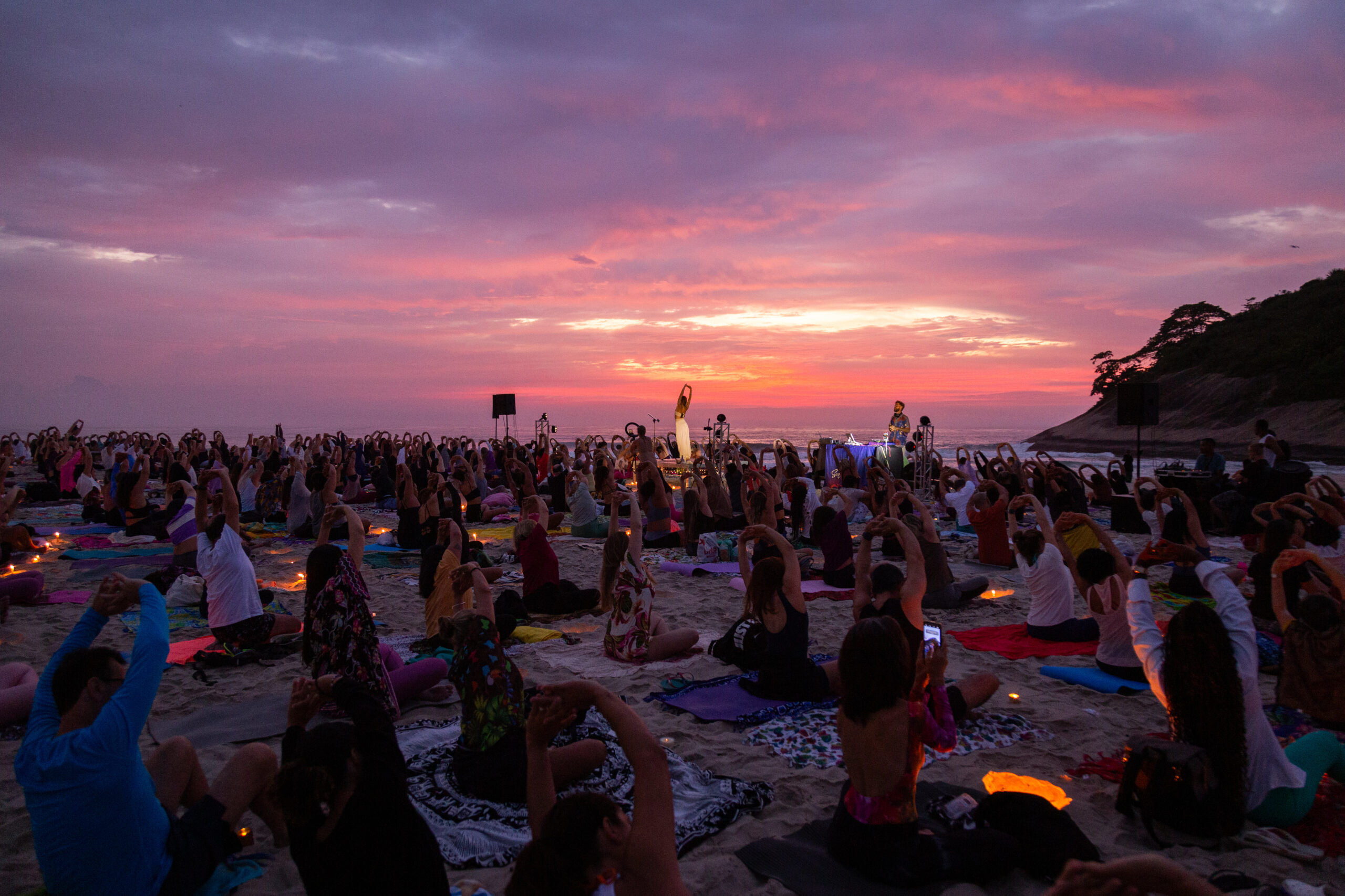 Un evento de yoga conecta a los participantes con la naturaleza a través de la música