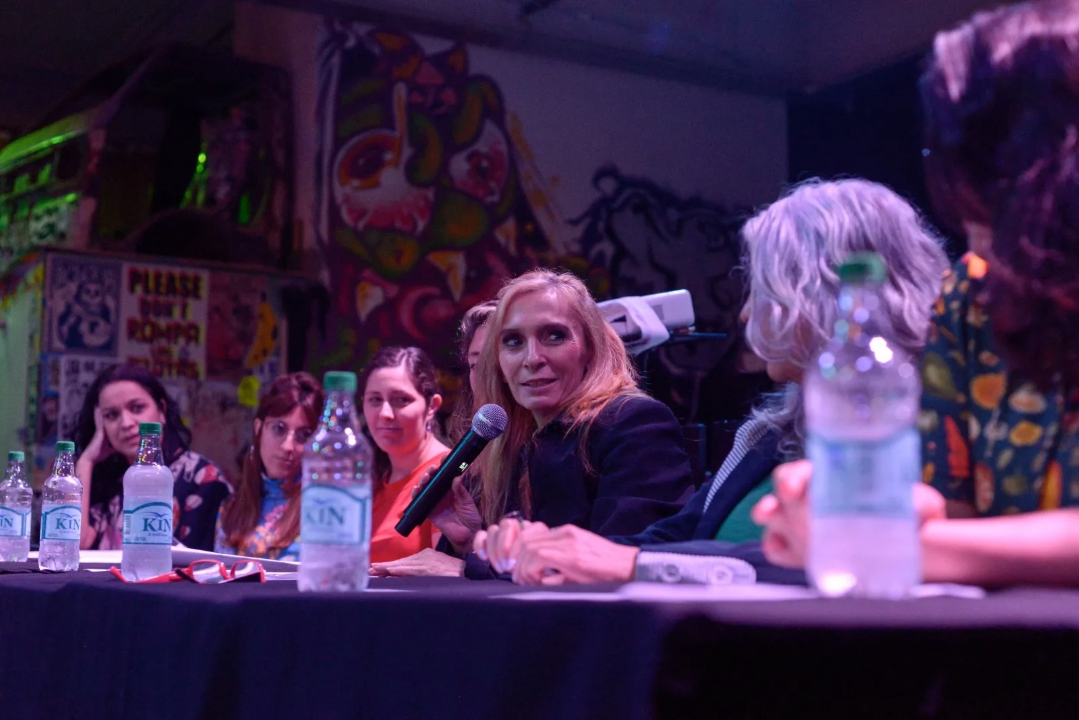 Mãos seguram um cartaz que alerta sobre o número de casos de feminicídios