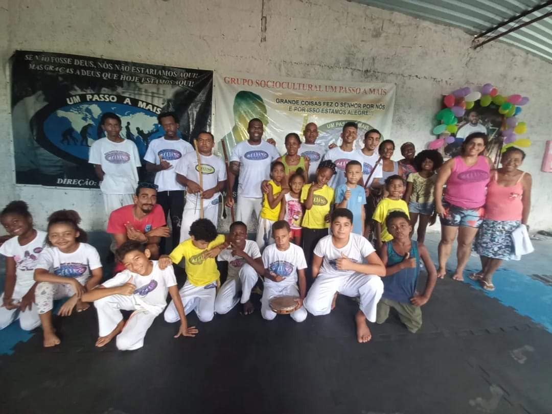 Projeto de capoeira ensina autodefesa para crianças