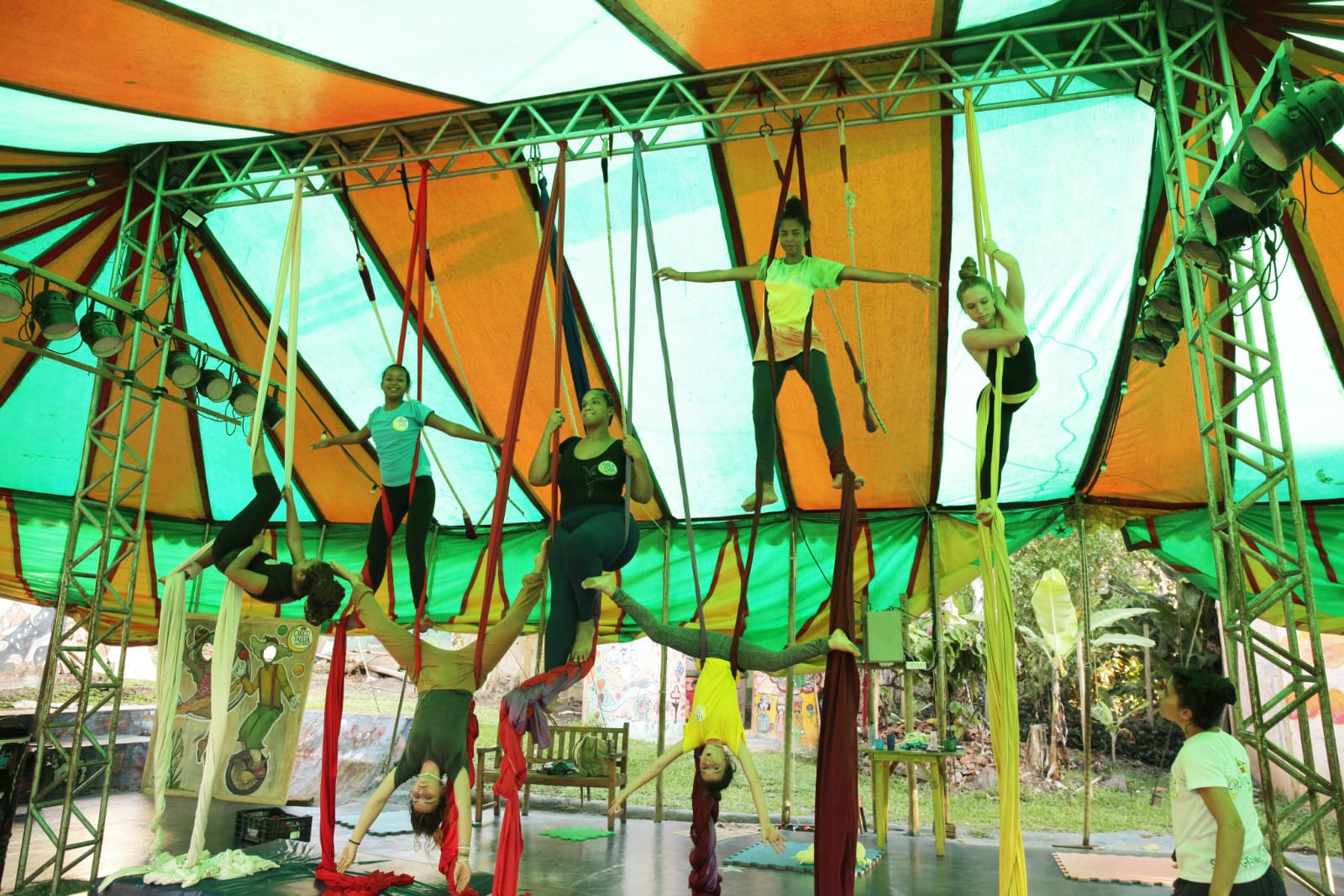 Circo da Lua garante educação, arte e diversão em Serra Grande, Bahia